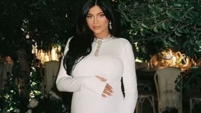  كيلي جينر تنشر صور بفستان وردي مثير قبل الحمل