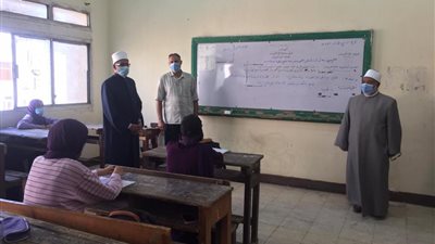 طلاب النقل الثانوى الأزهرى يؤدون امتحانات الأحياء والفيزياء والتاريخ 