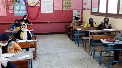 فرحة عارمة بين أولياء أمور طلبة الإعدادية بالقليوبية لسهولة امتحان الجبر اليوم 