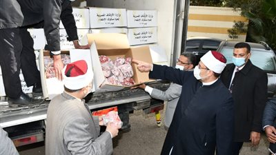 وزارة الأوقاف توزع 3 أطنان لحوم صكوك الإطعام على بـ 