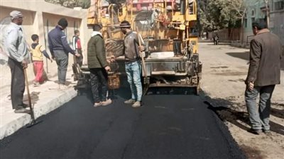 رصف وتركيب بلاط «إنترلوك» لشوارع وتفرعات بمركز مطاي المنيا