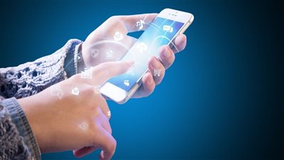 ماحكم تصفح الموبايل في الحمام والجلوس به لفترة طويلة؟.. الإفتاء تجيب