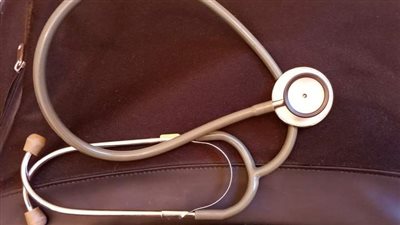 أهالي صندفا: المتهم بممارسة الطب كان يركب محاليل ويغير على الجروح فقط