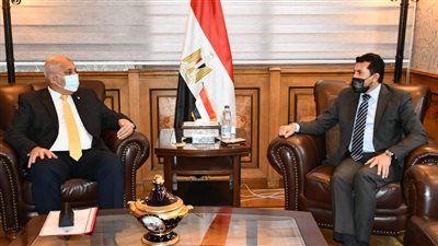 وزير الشباب والرياضة يبحث مع رئيس الرماية استعدادات استضافة كأس العالم للبندقية 