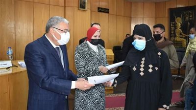 محافظ المنيا يسٌلم 260 مشروعا تنمويا لعدد من السيدات المعيلات والشباب 