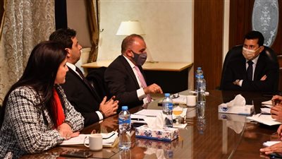 وزير الرياضة يبحث استعدادات مصر لاستضافة كأس العالم لسلاح الشيش