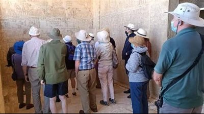 وفد سياحي من دولتي روسيا وإنجلترا يزور المناطق الأثرية بالمنيا