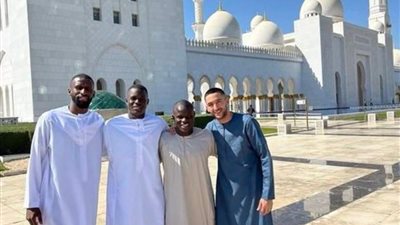نجوم تشيلسي الانجليزي «بالجلباب العربي» يؤدون صلاة الجمعة 