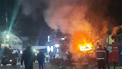 عاجل.. الدفع بعدد من سيارات الإطفاء للسيطرة على حريق مصنع بالفيوم