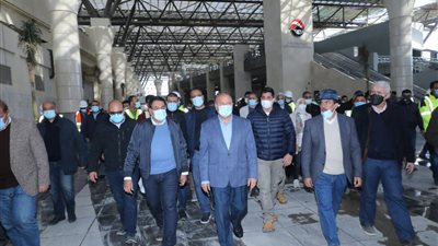 «الوزير» يتابع التجهيزات النهائية للتشغيل التجريبي لمشروع القطار الكهربائي «LRT»