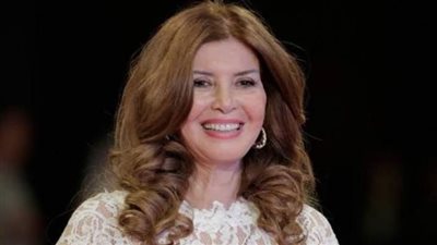 بـ«سلسلة» عليها صورتها.. ميرفت أمين تحتفل بعيد الحب مع دلال عبد العزيز