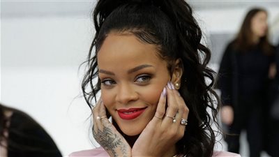 المطربة ريهانا تكشف عن أعراض حملها 