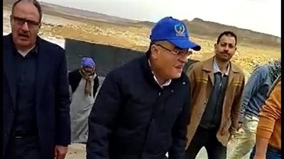 محافظ المنيا يتابع تصريف مياه الأمطار بمخرات السيول بمركز مغاغة