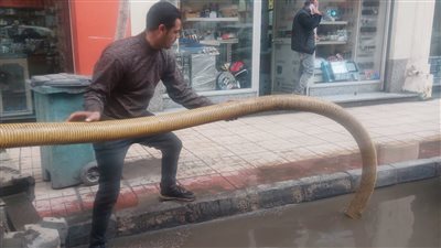 بالصور.. رفع مياه الأمطار من شوارع حي الأزبكية 