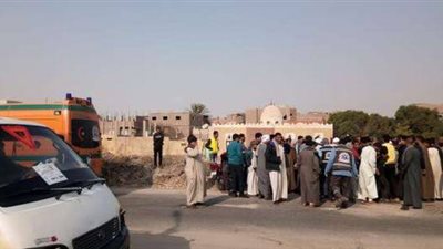 أب يتسبب في وفاة ابنه دهسا بأسوان.. اعرف التفاصيل