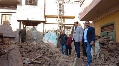 رفع أنقاض عقار انهار بسبب سقوط الأمطار في بني مزار بالمنيا 