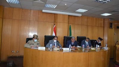 محافظ المنيا يناقش عددًامن تظلمات المواطنين خلال اجتماع لجنة البت لأراضي أملاك الدولة 