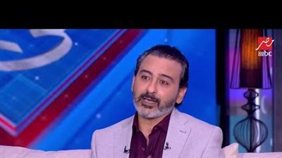 أحمد عزمي يبكي على الهواء بسبب صلاح عبدالله: «مكسوف منك» (شاهد)