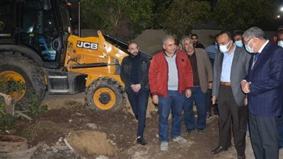 محافظ المنيا يتابع أعمال إصلاح خط الطرد للصرف الصحى بمستشفى المنيا الجامعى 