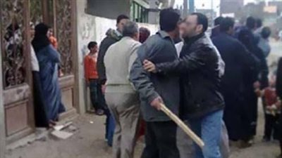 مشادة بين الأهالي مع مسؤولي جمعية الهلال الأحمر في أسوان.. اعرف السبب