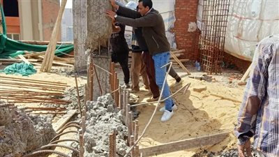 بالصور.. إزالة أعمدة خرسانية مخالفة في برج سكني بالفيوم