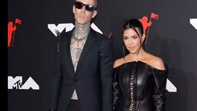 كورتني كارديشيان تنشر صورة مثيرة بالبيكيني للترويج لعلامتها التجارية الجديدة