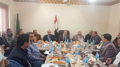 رئيس «مصر الوسطى لتوزيع الكهرباء» يجتمع برؤساء قطاعات وهندسات شمال وجنوب المنيا 