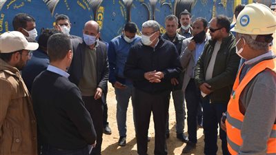 محافظ المنيا يتفقد مشروعات المبادرة الرئاسية «حياة كريمة» بقرية «الأقدام خمسة» 