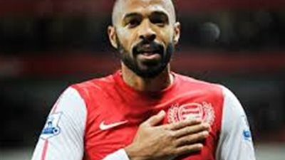 اسطورة آرسنال يحذر من إقالة مورينيو