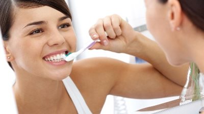 سر النوم الهادىء.. تنظيف الأسنان في الظلام!