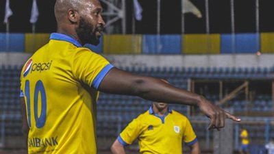 شيكابالا شد الحنفى من رقبته.. والمسابقات تبرأه