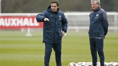 نيفيل: اجابة هازارد سيجدها عند النظر لرونالدو وميسي