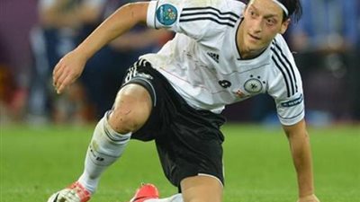 لام: أوزيل يرى أشياء لا يشاهدها غيره فى الملعب