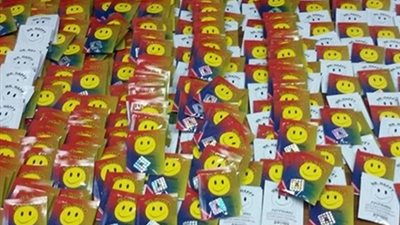 إحباط محاولة تهريب عبوات من مخدر «الفودو» داخل طرد بريدي بالمطار