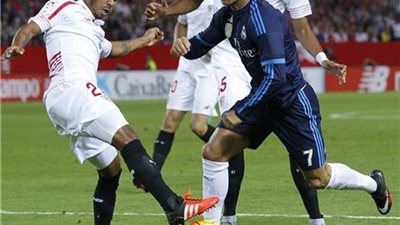 إشبيلية يلحق الهزيمة الاولى بالملكى فى الليجا بنتيجة 3/2