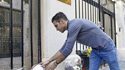 فابريجاس يضع إكليلاً من الزهور امام السفارة الفرنسية تضامناً مع ضحايا باريس