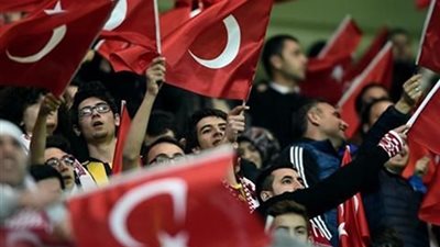 فيديو: عندما ترفض الجماهير التركية الإلتزام بدقيقة الصمت