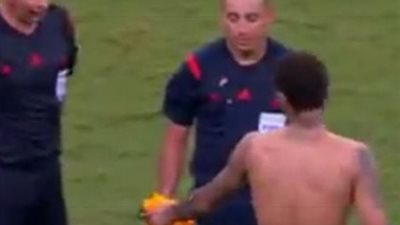 شاهد بالفيديو حكم مباراة البرازيل وبيرو يرفض هدية من نيمار