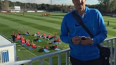 بالصور.. سليمان يهدي قميص الأهلي لنجم أتلتيكو مدريد..ويحضر الكلاسيكو