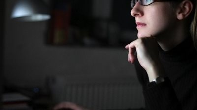 العمل ليلا يقتل الخلايا العصبية في الدماغ