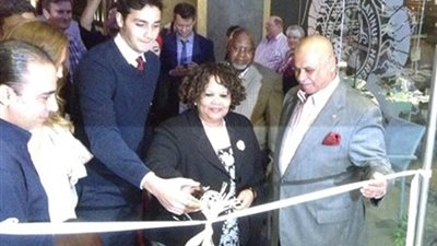 سفيرة جنوب أفريقيا تفتتح سلسلة مطاعم 