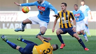 نابولي يهزم هيلاس فيرونا ويعتلي صدارة الكالتشيو مؤقتا
