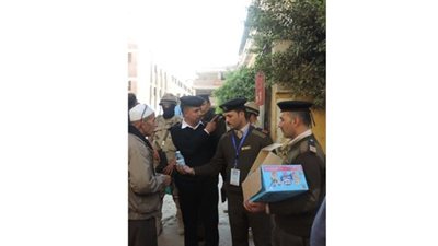 قوات الأمن بالقليوبية توزع زجاجات المياه المعدنية على الناخبين