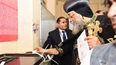 بالصور .. تواضروس يدلى بصوته فى الانتخابات البرلمانية