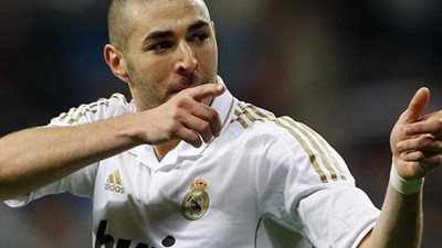 فيديو .. فرنسا تنقلب على بنزيمة.. أهان النشيد ولم يحترم الضحايا!