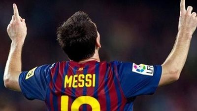 بالصورة .. رونالدو يرتدى تشيرت عليه احتفال ميسى بأهدافه