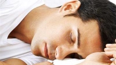 دراسة:النوم بعد تناول الطعام مباشرة يزيد مخاطر الإصابة بالسكتة !