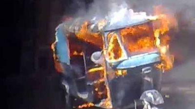 تسبب في تدمير مصدر رزقه.. عامل يُشعل النار بـ«توك توك» جاره بسوهاج