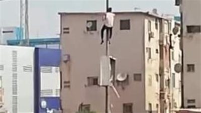  شاب يحاول إنهاء حياته أمام قسم أول شبرا الخيمة.. فيديو