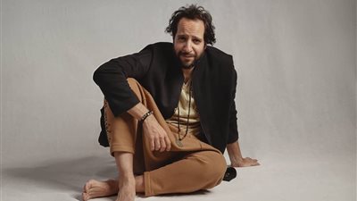 أحمد أمين يغير جلده في جزيرة غمام ويطل على جمهوره بشكل غير معتاد (صورة)